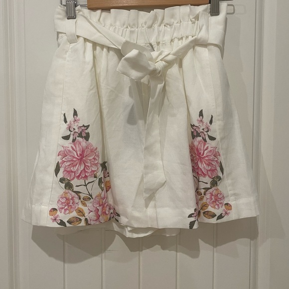Decjuba White Linen Floral Print Shorts 